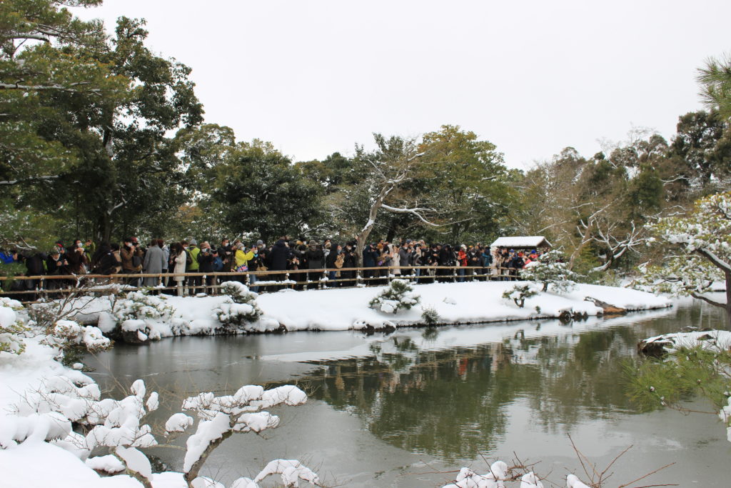 金閣寺の雪化粧を撮影する人々　2023年1月25日