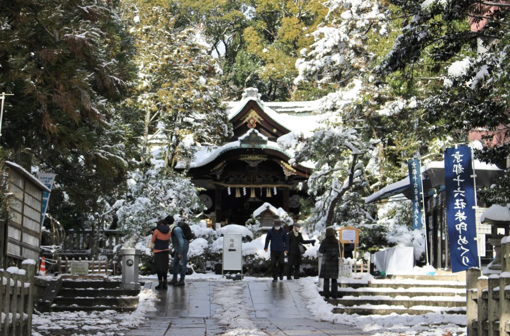 岡崎神社の参道を進む