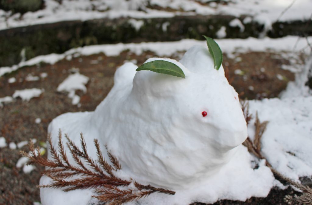 岡崎神社　うさぎの雪だるま　2023年1月25日撮影